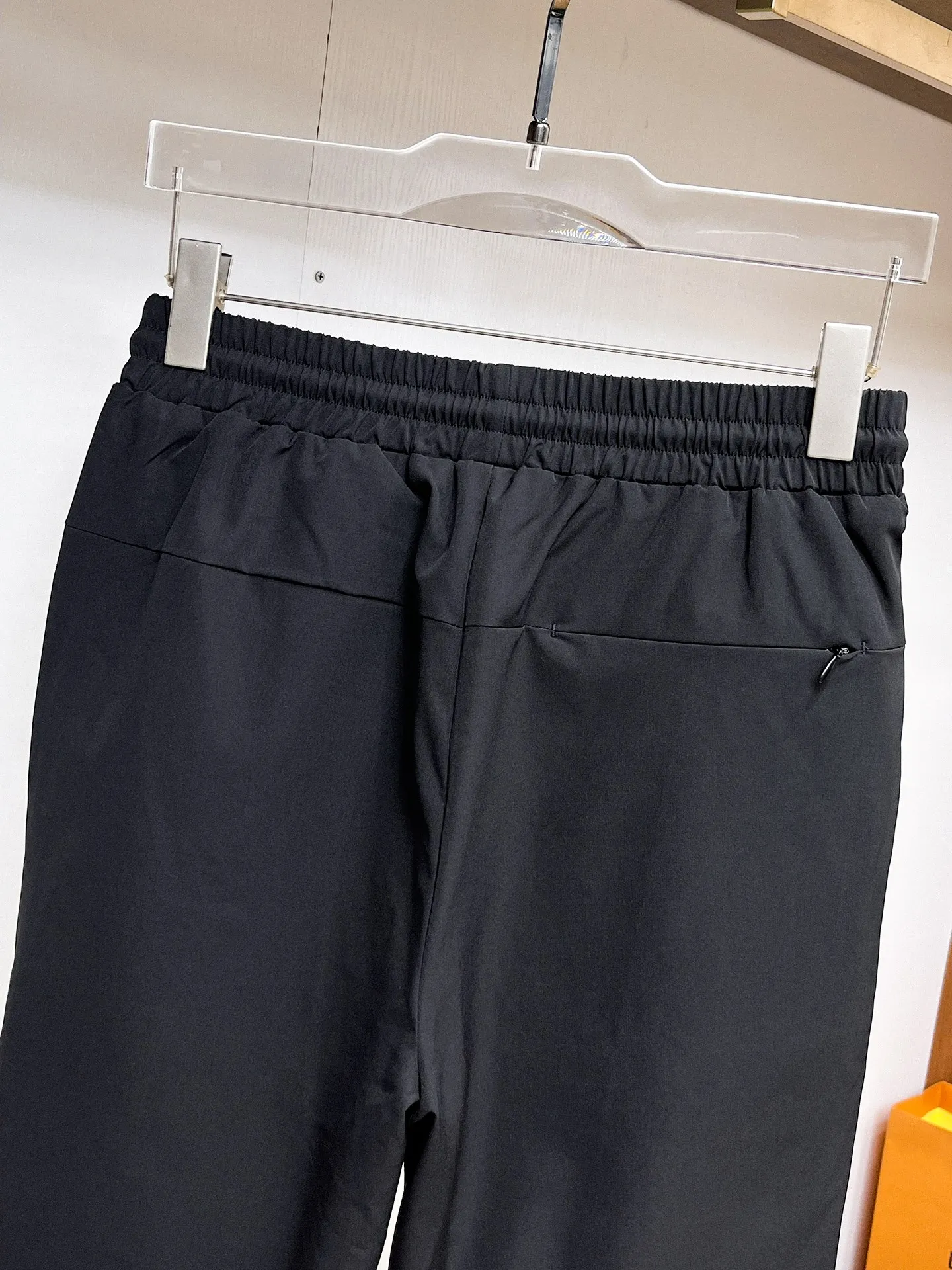 P490 Big Goose🇨🇦 🔥50ss thickened warm down pants, a new autumn and winter product, are here. 🌹Winter essential outdoor windproof, lockable and warm. Made of professional-grade outdoor windproof, waterproof and breathable fabric. Lining is filled with %90 white duck down. Lightweight design. Lightweight and warm. Seamless gluing process on the inside. Made of light and gall-free anti-drilling fabric to effectively prevent velvet running. Original hardware accessories Classic logo matching, simple and versatile, the upper body is stylish and not bloated, the same style for men and women! Size: M-3XL.